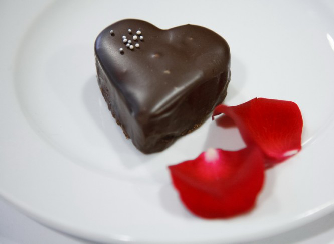 3-unique-easy-valentines-day-dessert-recipes-ganache-cakes