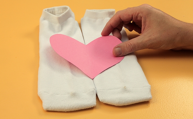 Decorate-his-socks-for-Funny-DIY-Valentine’s-Day-heart-pattern