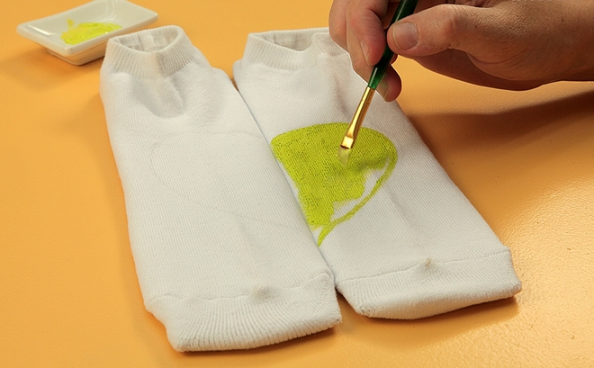 Decorate-his-socks-for-Funny-DIY-Valentine’s-Day-him-idea-fabric-paint