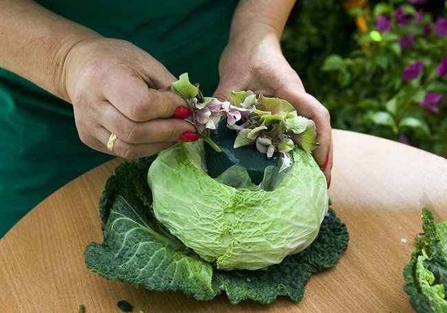 diy-drop-down-table-centerpiece–flowers-plant-genus-brassica-vase-05