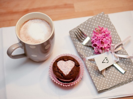 valentines-day-gift-ideas-chocolate-muffins-strawberry-cream