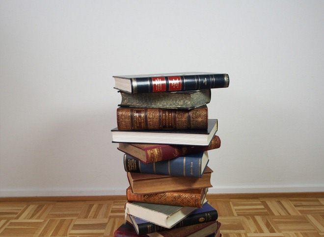 diy-side-table-made-from-old-books-tutorial-001