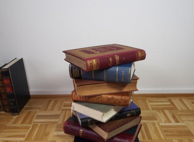 diy-side-table-made-from-old-books-tutorial-007