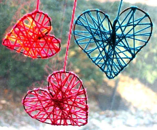 diy-yarn-hearts-to-decorate-windows-on-valentines-day-001