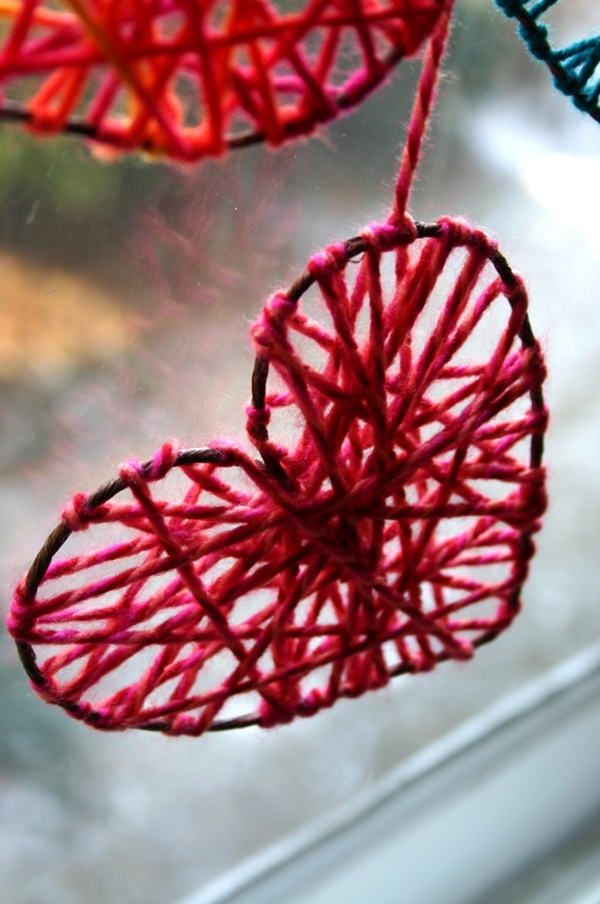 diy-yarn-hearts-to-decorate-windows-on-valentines-day-002