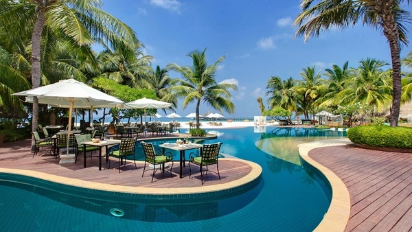 tropical-pools-beautiful-and-exotic-landscape-ideas-img013