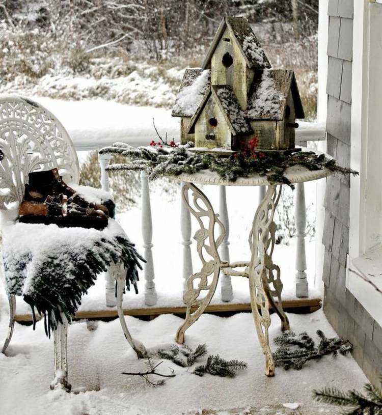 christmas-decoration-on-the-balcony-in-winter-shape-16-beautiful-ideas-013